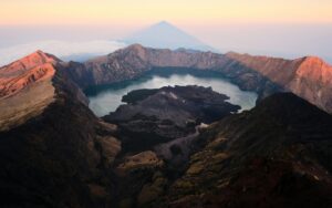 วิวพระอาทิตย์ขึ้นเหนือปล่องภูเขาไฟ Mount Rinjani กับทะเลสาบ Segara Anak เกาะลอมบอก อินโดนีเซีย